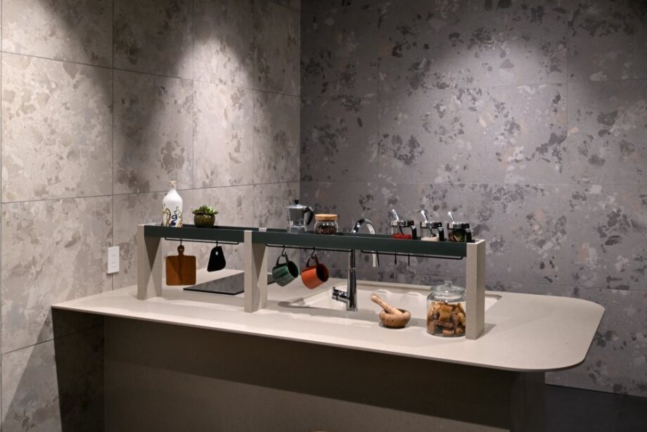 FABBRICA Yoshimoto大阪ショールームにて、Attitude（Beige / Dark Grey）を壁面に使用したキッチン空間