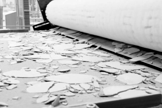 粒径や色調の異なるチップやフレークへと破砕された原材料